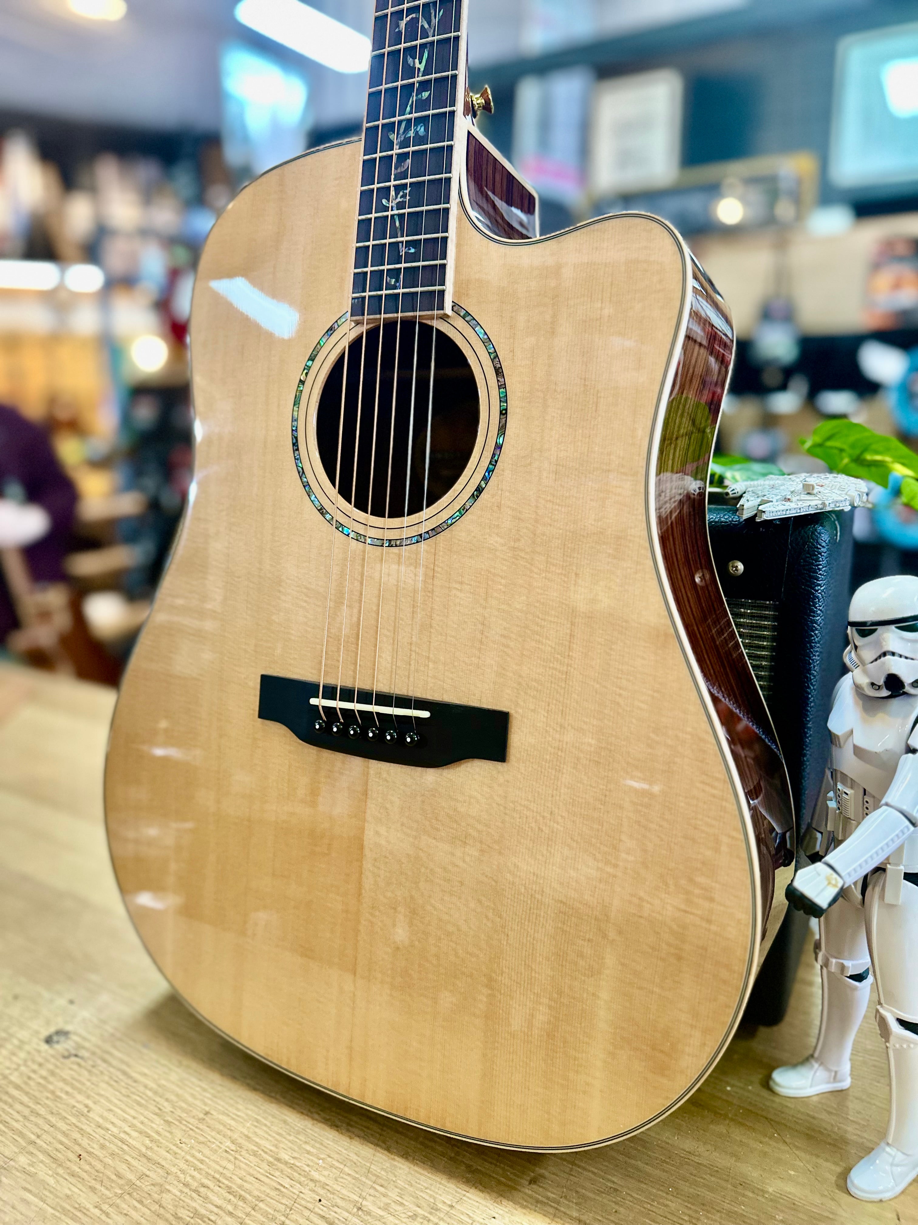 Timberidge | 3 Series | Dreadnought Cutaway | Solid Spruce Top | Tree Of Life Inlay | Acoustic/Electric