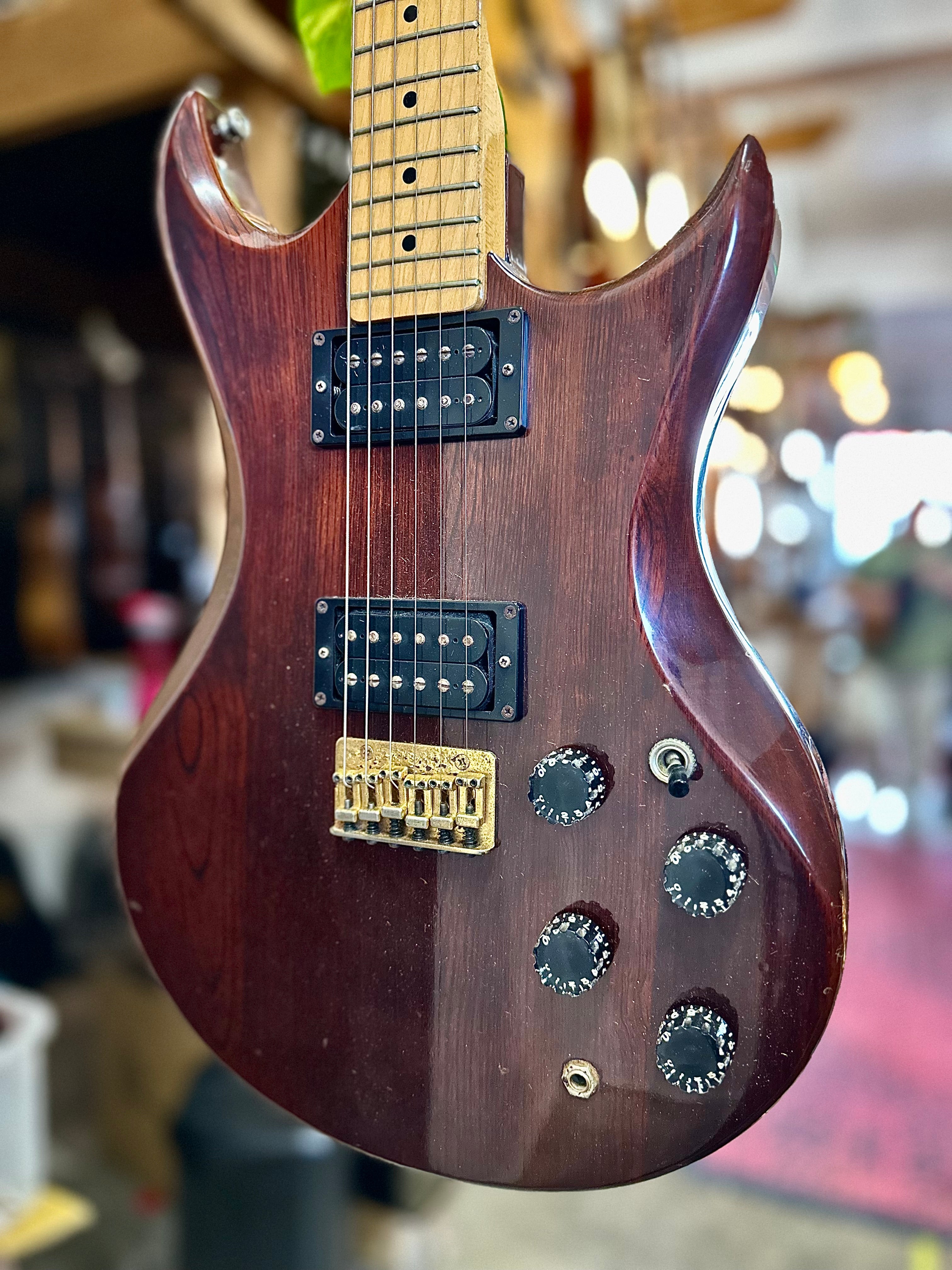 Vantage | AV325 | Gloss Walnut | MIJ | Pre-Loved