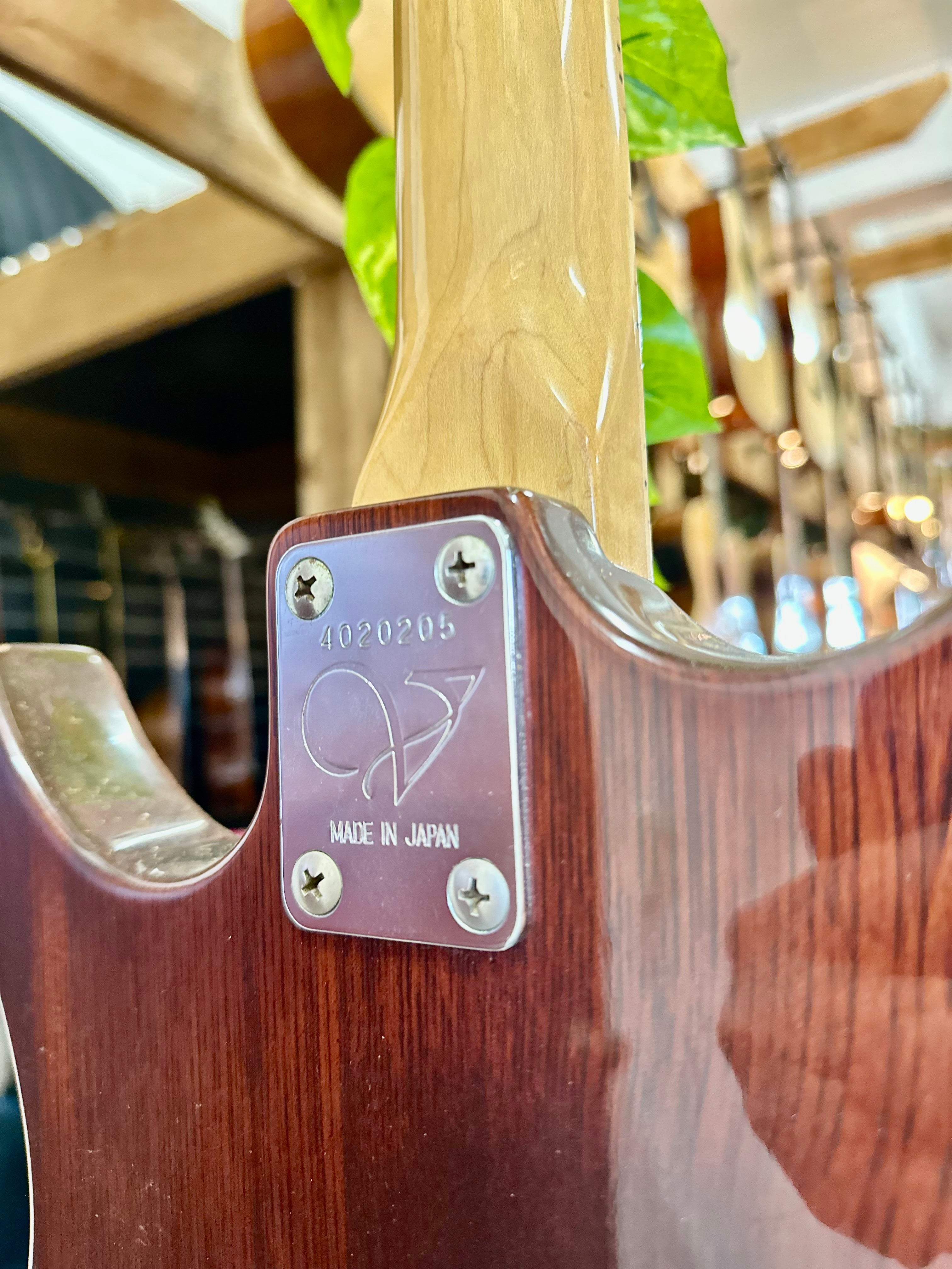 Vantage | AV325 | Gloss Walnut | MIJ | Pre-Loved