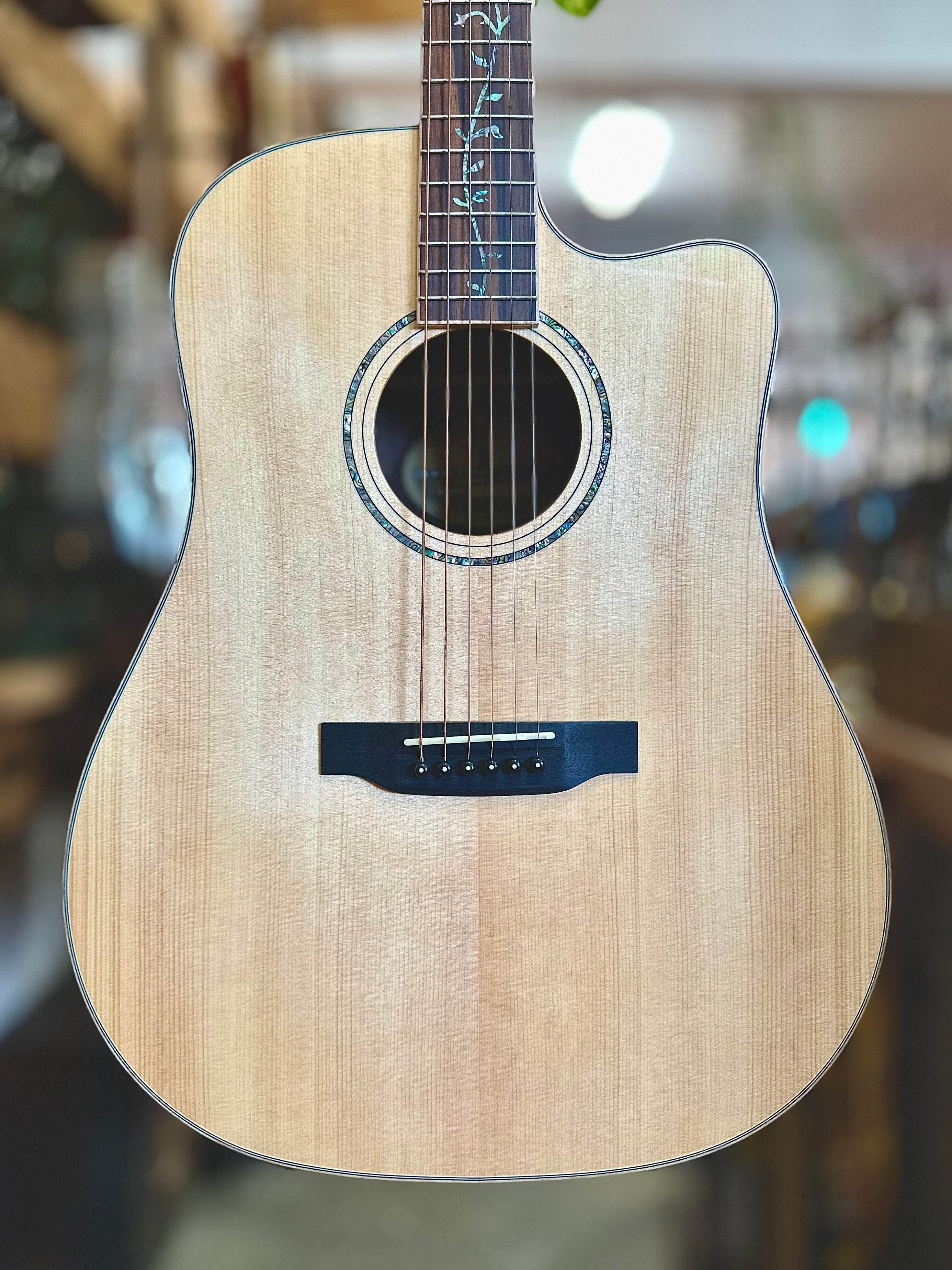 Timberidge | 3 Series | Dreadnought Cutaway | Solid Spruce Top | Tree Of Life Inlay | Acoustic/Electric