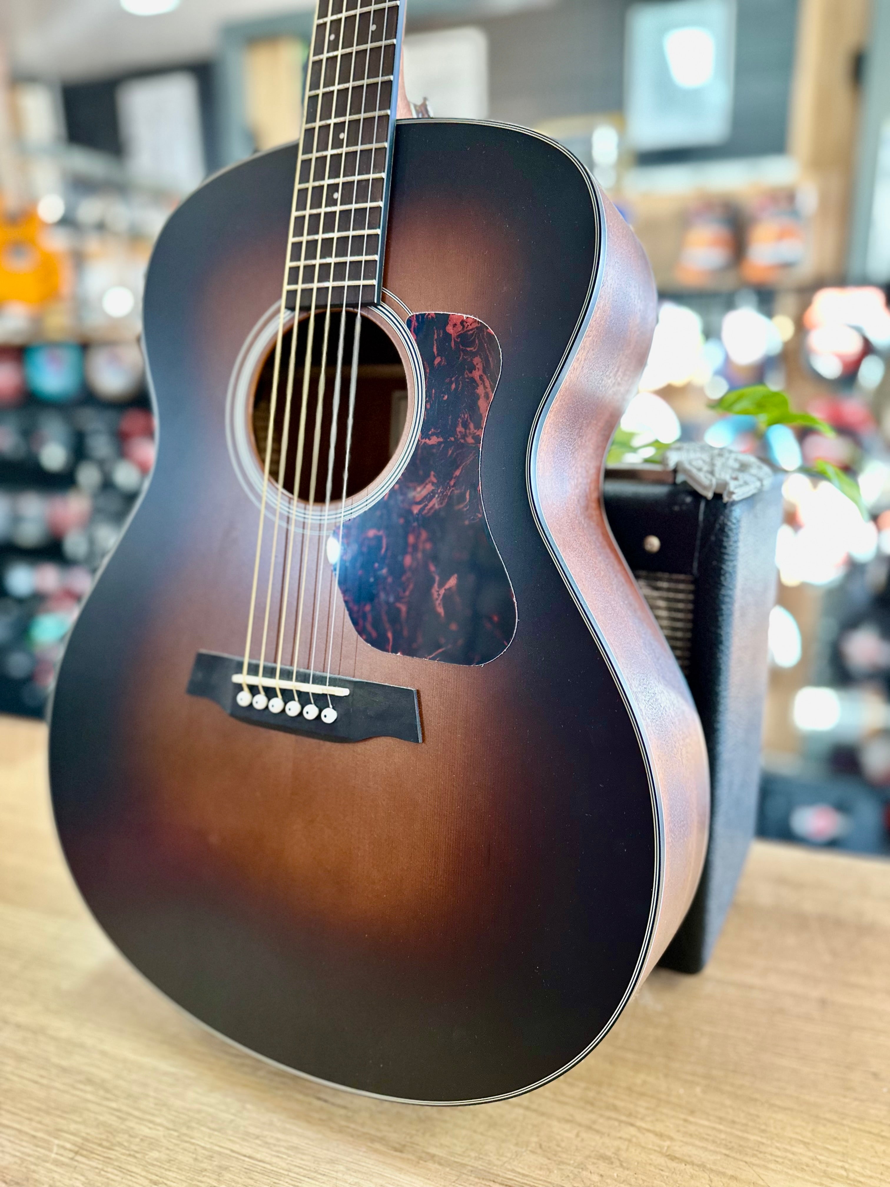 Walden | G570ETB | Grand Auditorium | Solid Top | Tobacco Sunburst | Acoustic-Electric