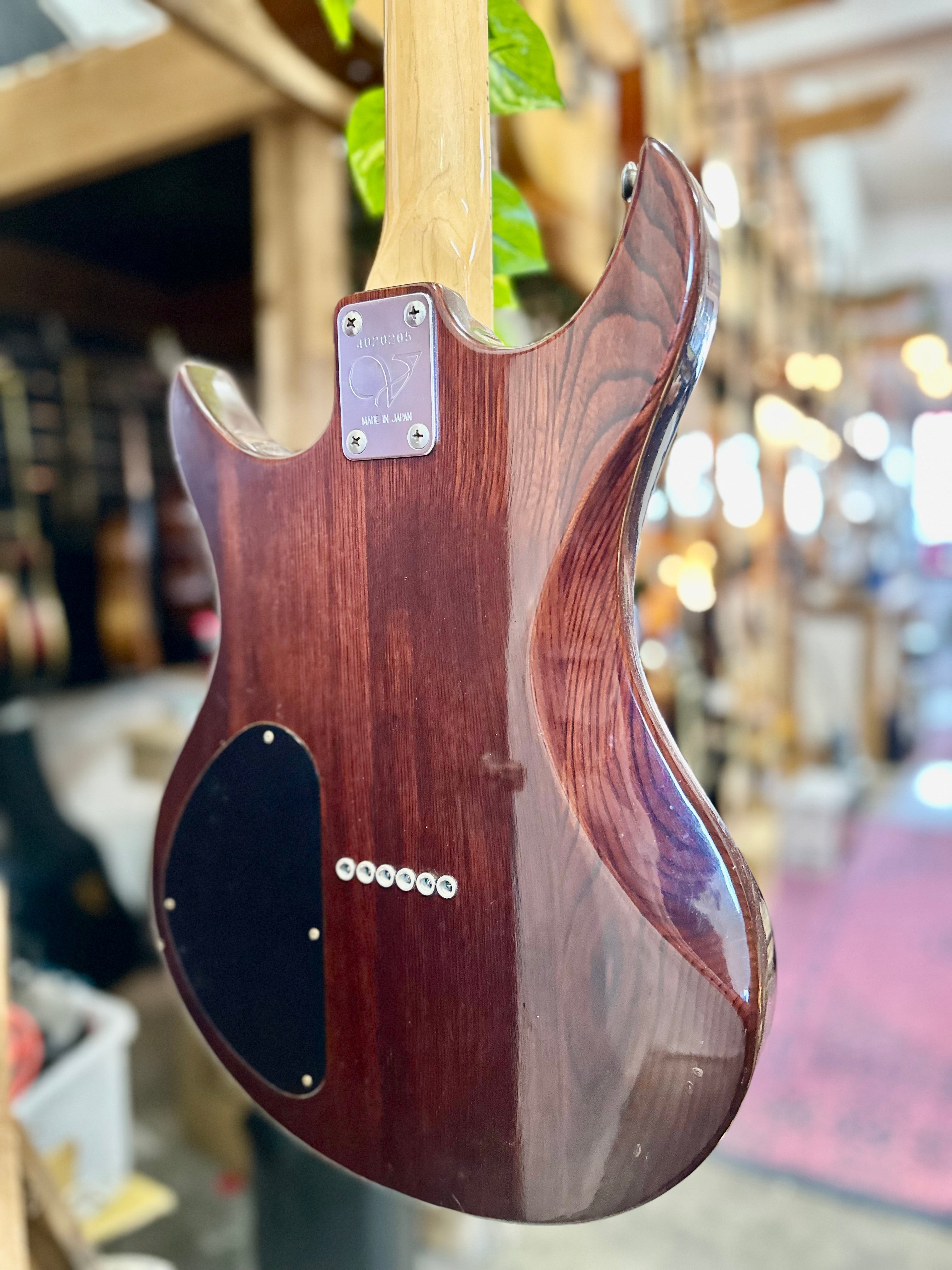 Vantage | AV325 | Gloss Walnut | MIJ | Pre-Loved