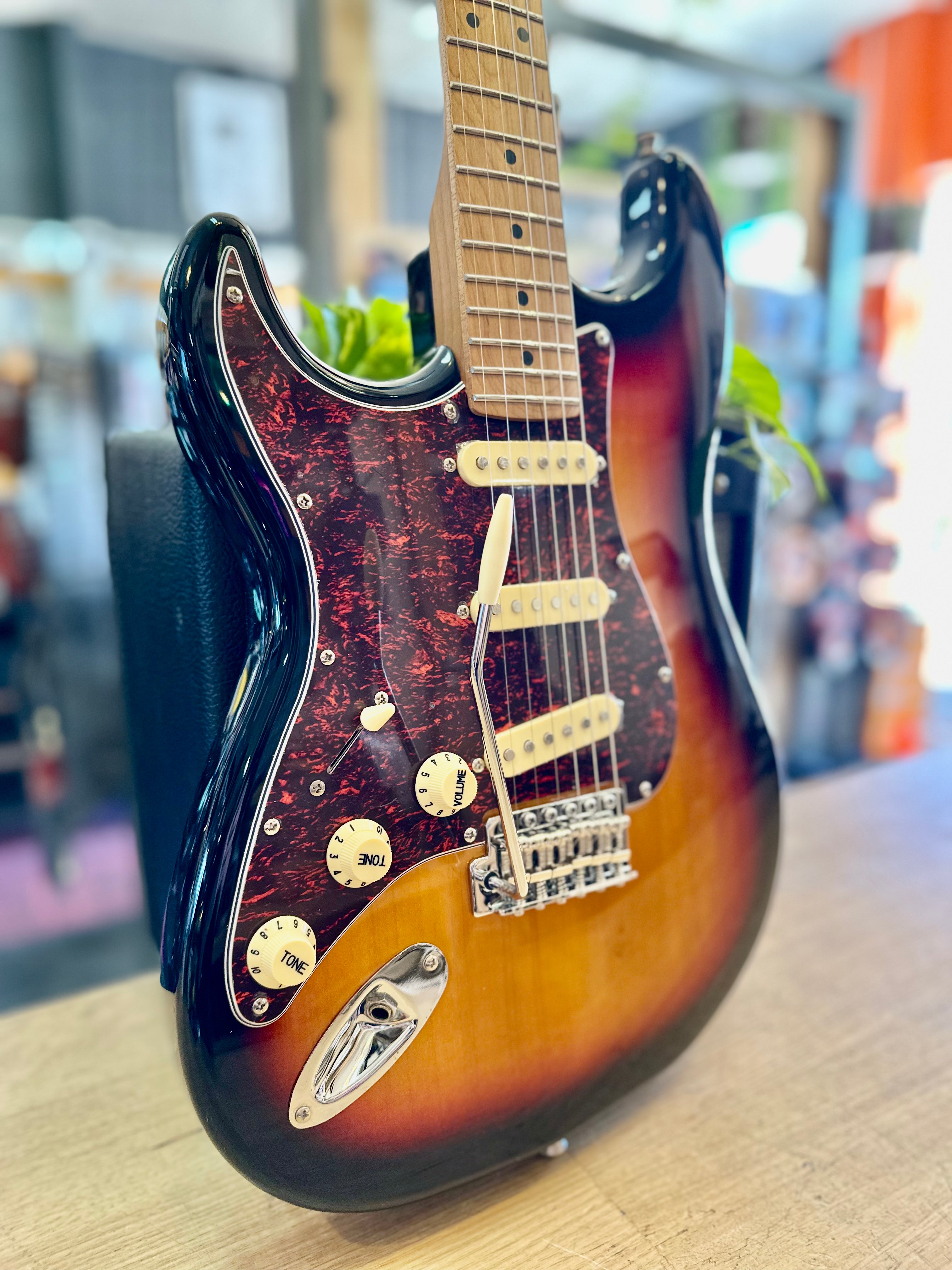 Jet Guitars | JS300 | SSS | LEFTY | Sunburst