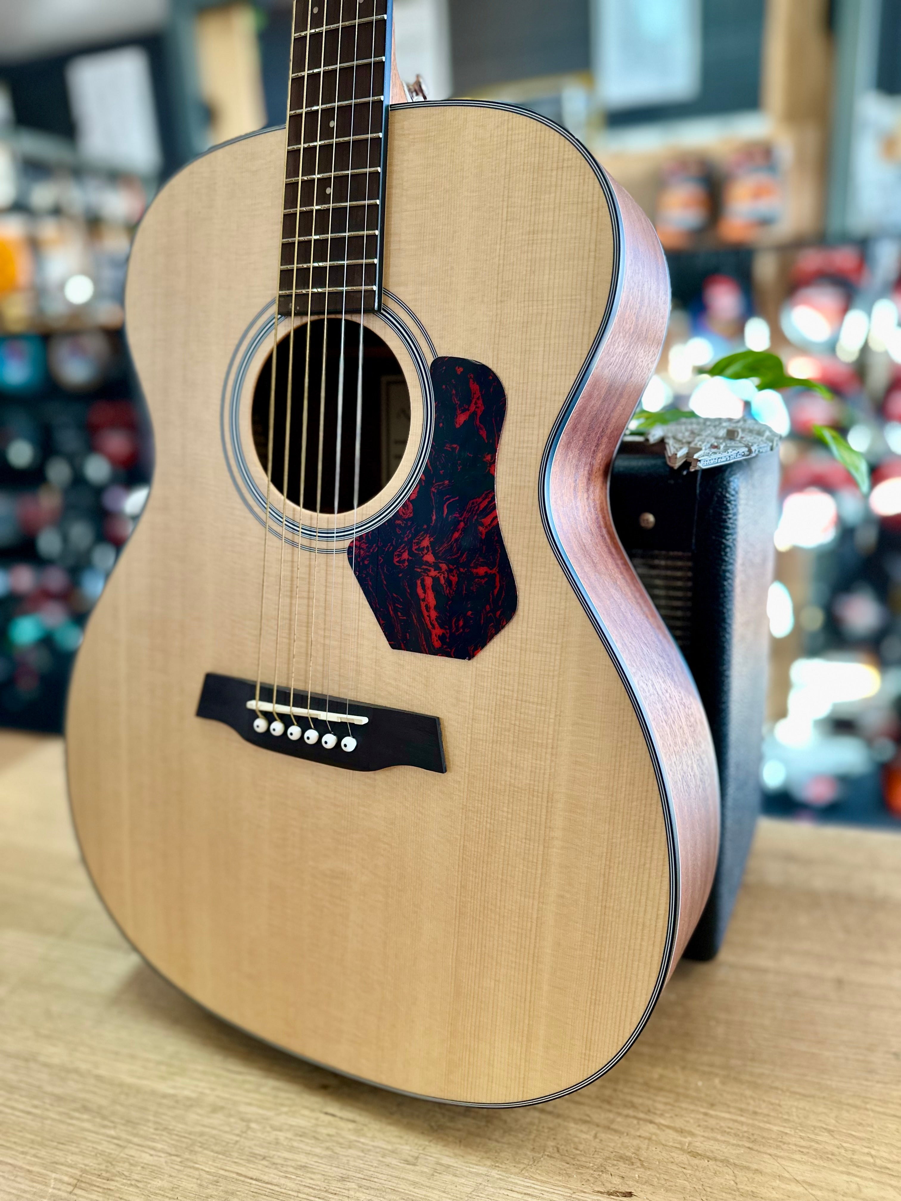 Walden | O550E | Orchestra Size | Solid Spruce Top | Acoustic-Electric