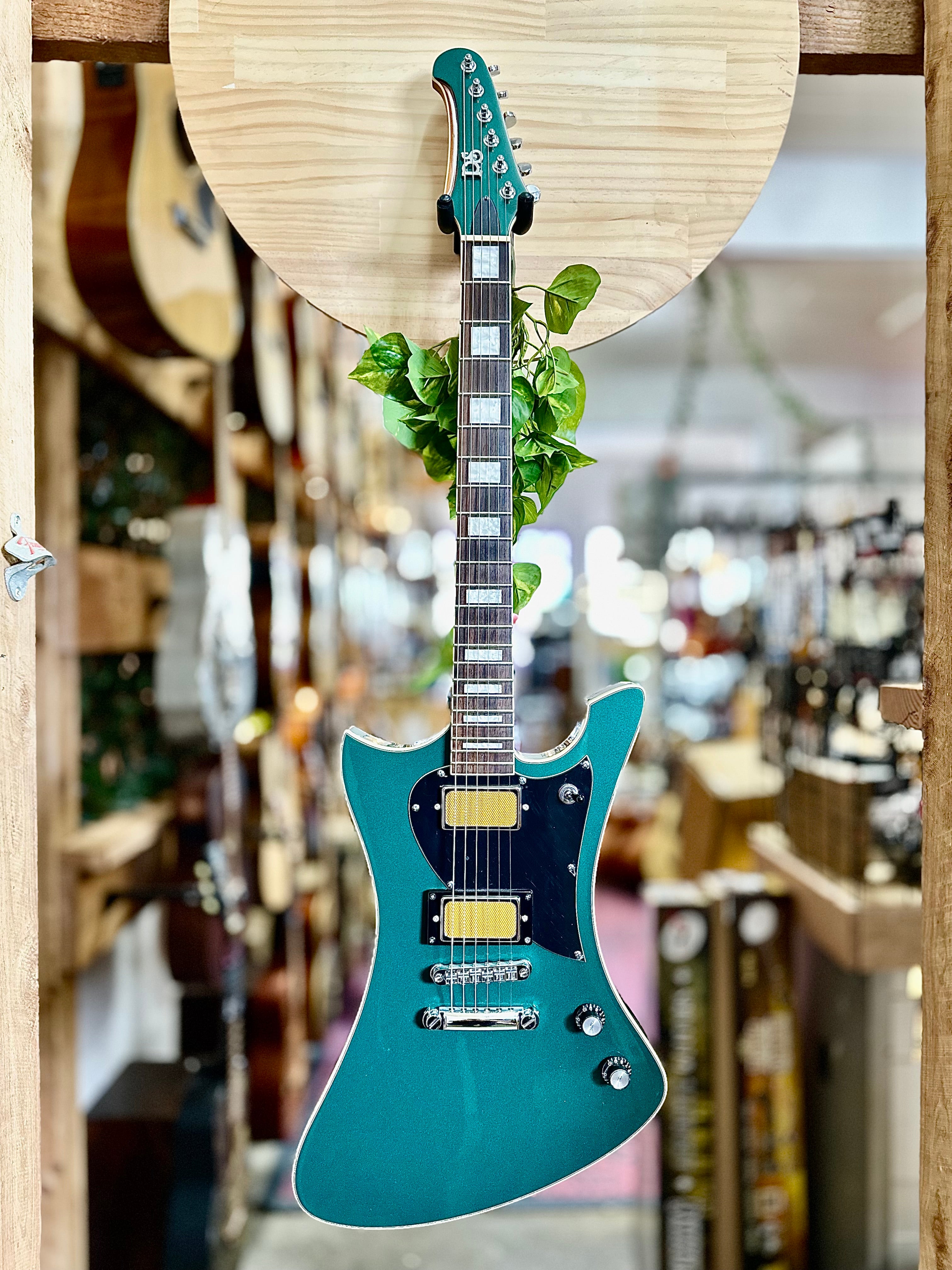 PureSalem | La Bruja | Sherwood Metallic Green
