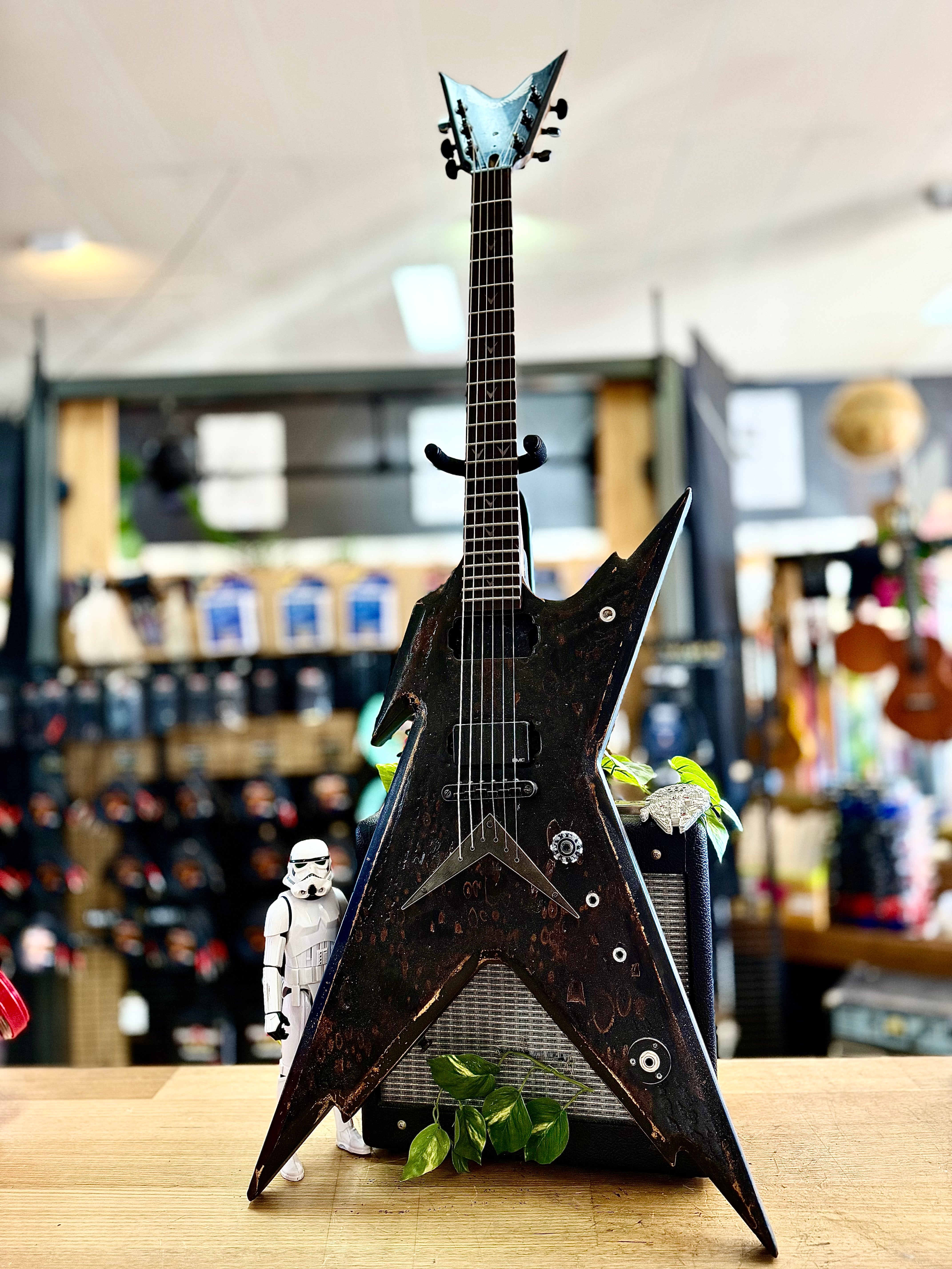 Dean Guitars | Leadbetter Rabid Dog Relic |Razorback X | Melted Black Battle Relic