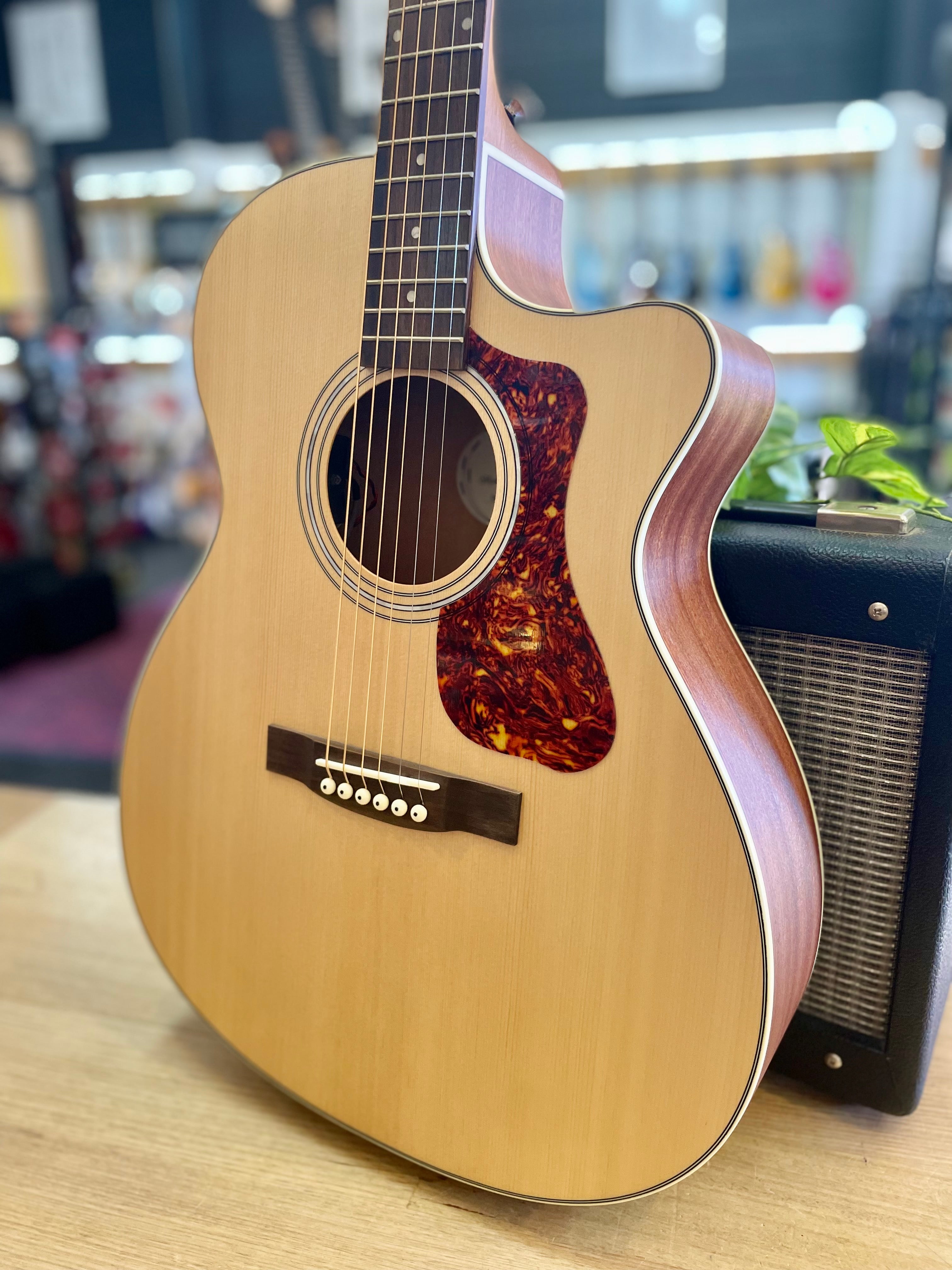 Guild | OM-240CE | OM Cutaway Body | Acoustic Electric